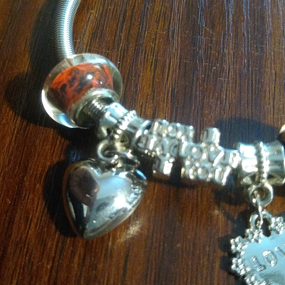 Fashion bracelet preloved charm bracelet - Picture 4 of 4